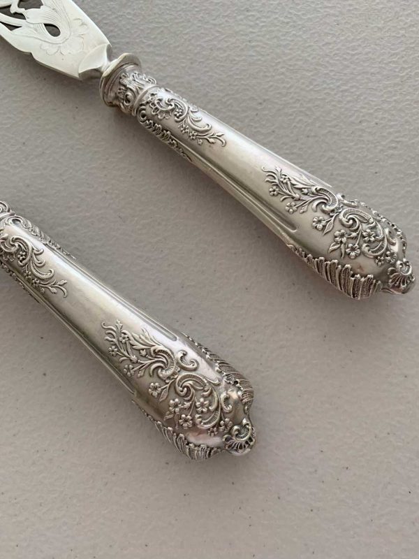 "Set de cubiertos para servir pescado, utensilios de lujo en plata."