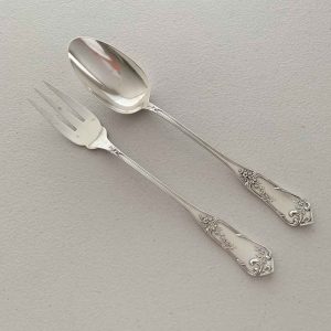 Cubiertos con ornamentos para servir ensalada