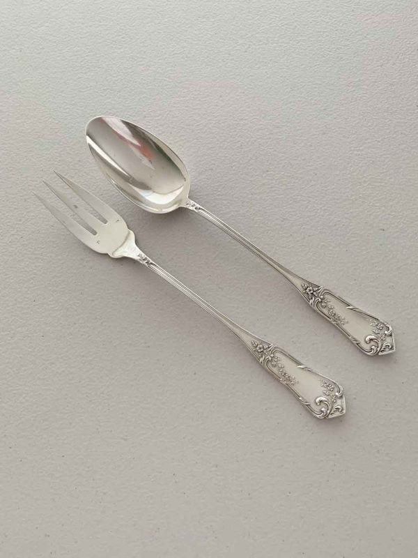 Cubiertos con ornamentos para servir ensalada