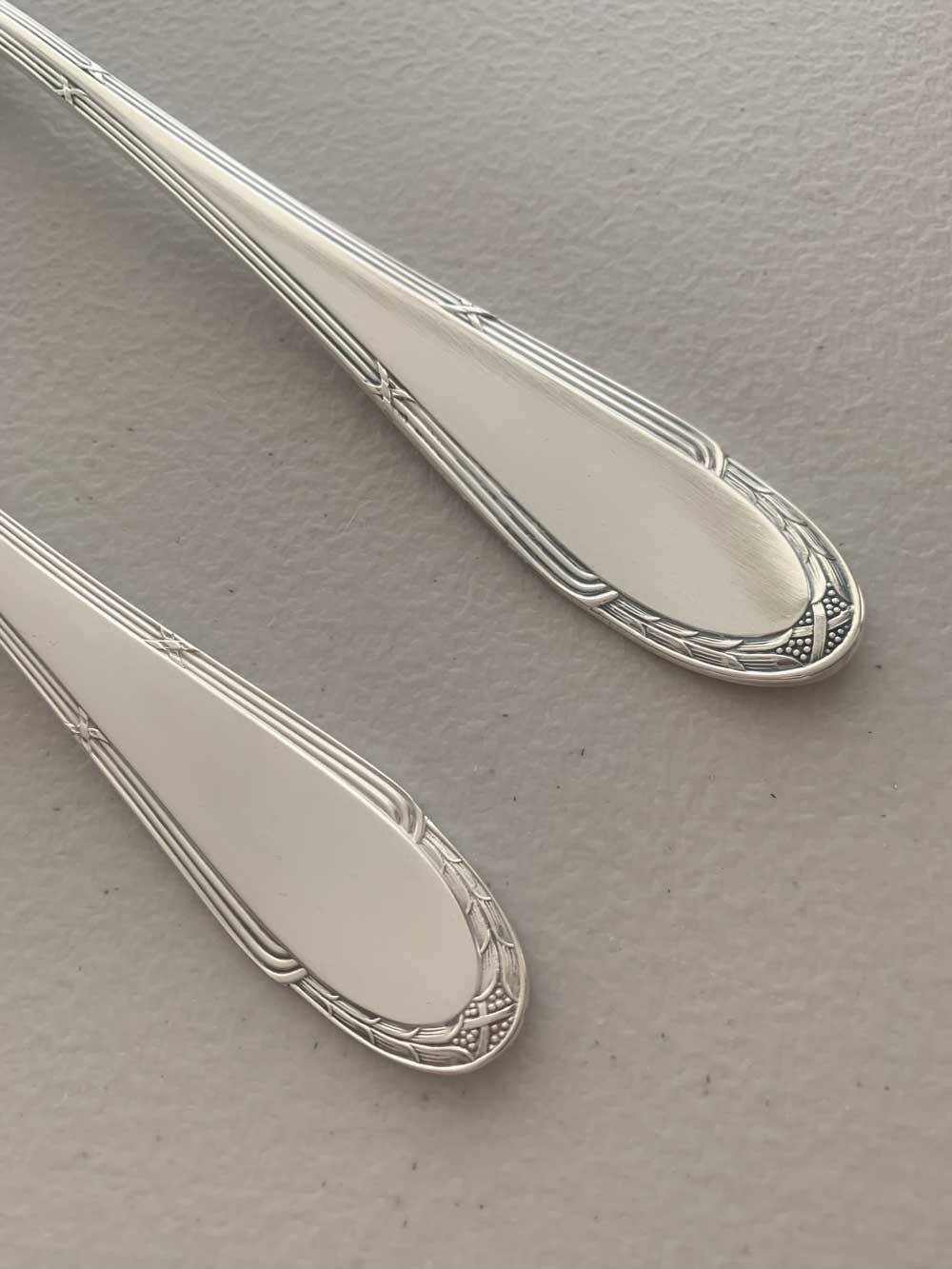 Par-cubiertos-de-servir-plateria-elegante