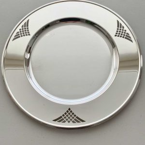 platos muertos elegantes recubiertos en plata. Piezas exclusivas para decorar mesas y espacios con estilo y sofisticación