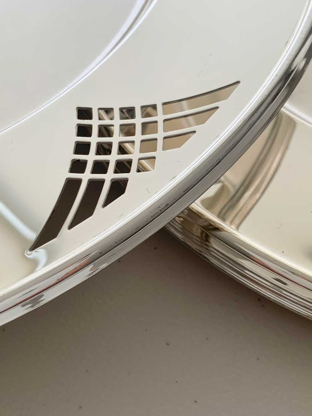 platos muertos elegantes recubiertos en plata. Piezas exclusivas para decorar mesas y espacios con estilo y sofisticación