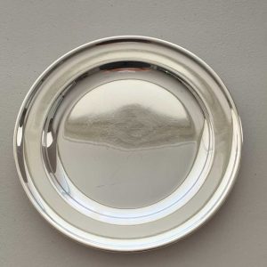 Bandeja-pequeña-recubierta-en-plata-elegante