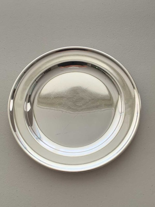 Bandeja-pequeña-recubierta-en-plata-elegante