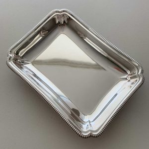 Bandeja-elegante-recubierta-en-plata