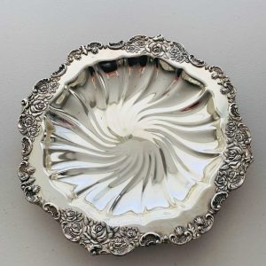 Delicada-Bandeja-en-espiral-elegante-recubierta-en-plata