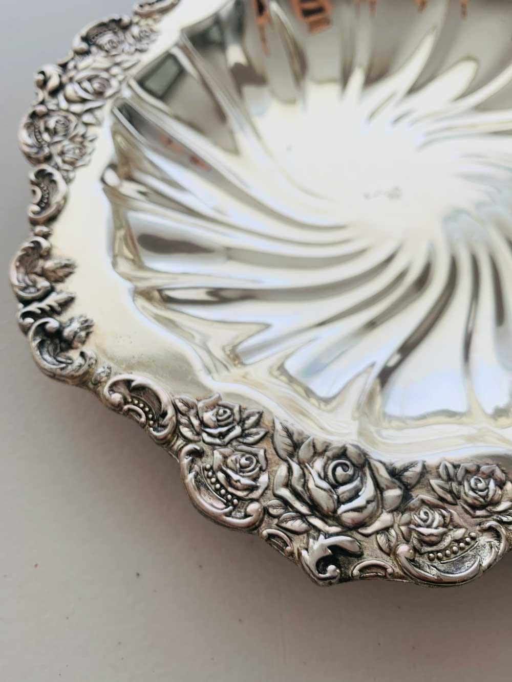Delicada-Bandeja-en-espiral-elegante-recubierta-en-plata
