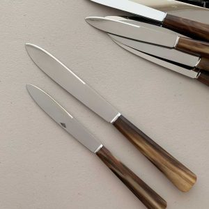 Exclusivos-Cuchillos-de-mesa-mango-de-cacho-natural