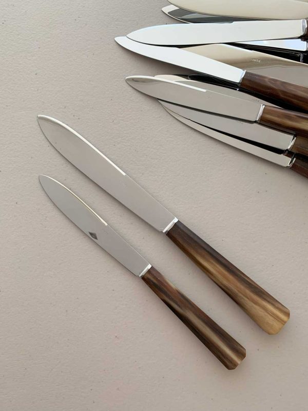 Exclusivos-Cuchillos-de-mesa-mango-de-cacho-natural