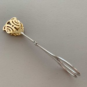 Pinza-recubierta-en-plata-elegante