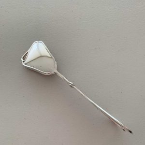 Pinza-para-servir-elegante-recubierta-en-plata