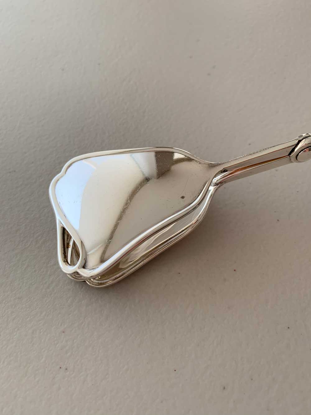 Pinza-para-servir-elegante-recubierta-en-plata