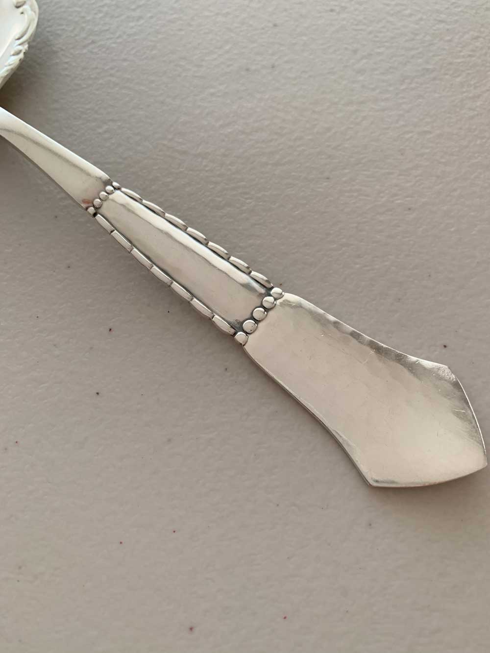 Paleta-para-servir-elegante-recubierta-en-plata