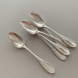 Cuchara-te-postre-delicada-recubierta-en-plata-vintage-lamesa