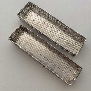 et de dos canastillas metálicas recubierta en plata y acabado trenzado