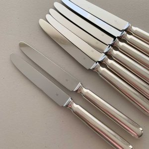 Cuchillos-de-mesa-bagette-plata-elegante