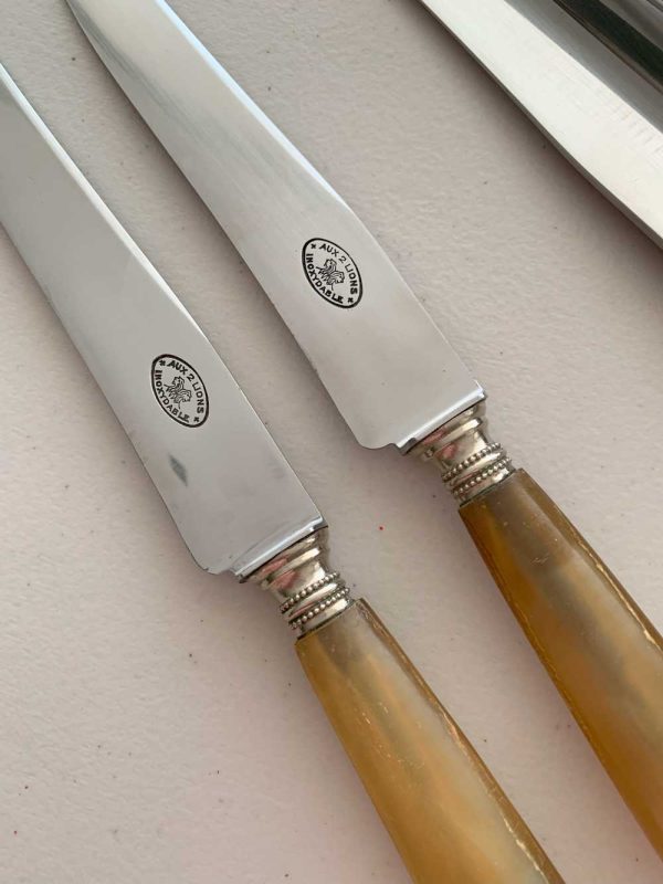 Cuchillos-de-mesa-de-cacho-natural-plateria-elegante